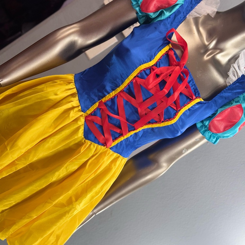 Leg avenue sexy snowwhite costume